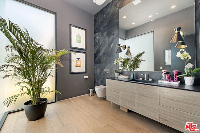 Building Photo - 9570 Sunset Blvd