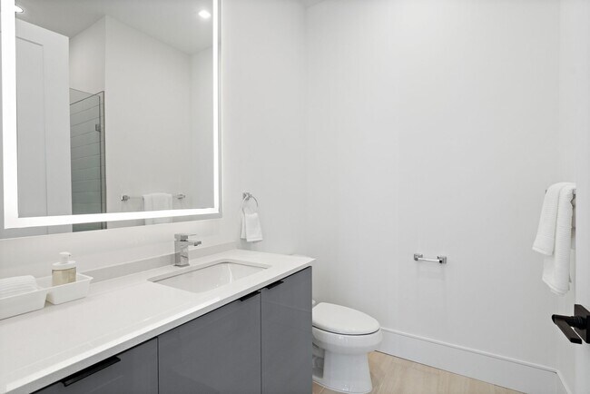 Building Photo - Premier Penthouse Suite at Seven 88 West Midtown-