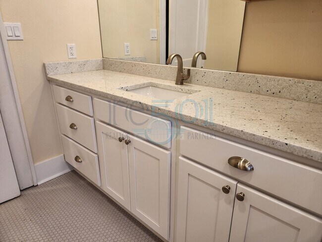 Building Photo - Newly Renovated Immaculate Apartment In Hillcrest!!!!! Just Blocks from UAMS!!