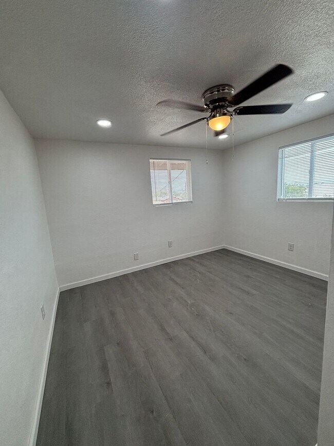 Building Photo - 232 W Barbara St