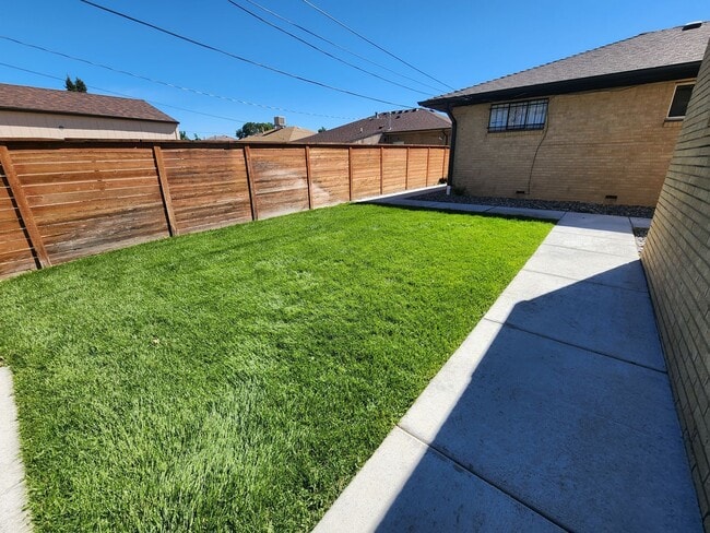 Building Photo - Remodeled 2 Bedroom in Denver! Great Locat...