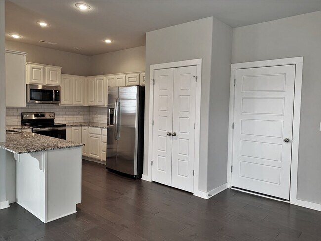 Building Photo - 3901 SW Peachwood Dr