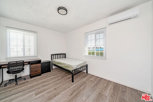 Building Photo - 1349 W 35th Pl