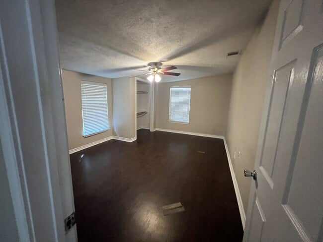 Building Photo - 605 Highlands St