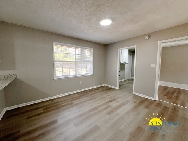 Building Photo - Charming 3 Bedrooms Home in Crestview, a must see at a great price!