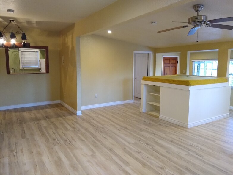 Building Photo - 2326 Riverside Dr