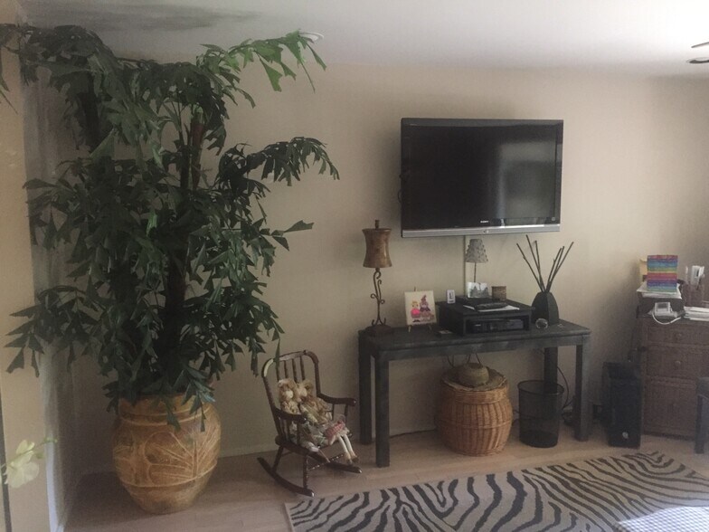 Guest Bedroom - 23 Duke Dr