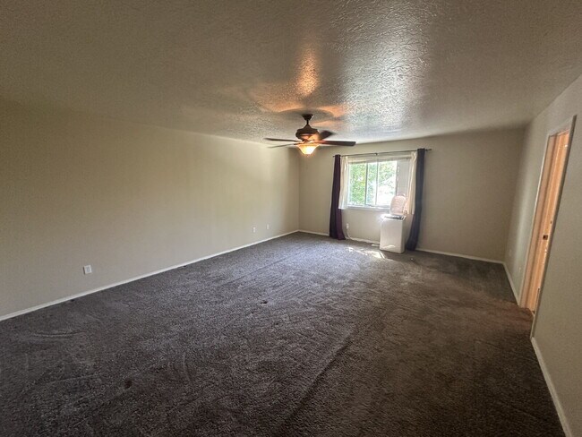 Building Photo - "Spacious 4-Bedroom Gem with 2.5 Bathrooms...