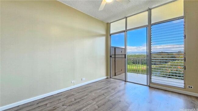 Building Photo - 2 Bed, 1 Bath Top-Floor Corner Condo with Lake Views
