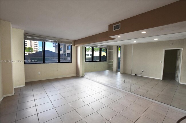 Building Photo - 540 Brickell Key Dr