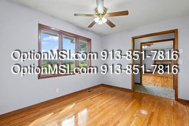 Building Photo - Spacious and move in ready!