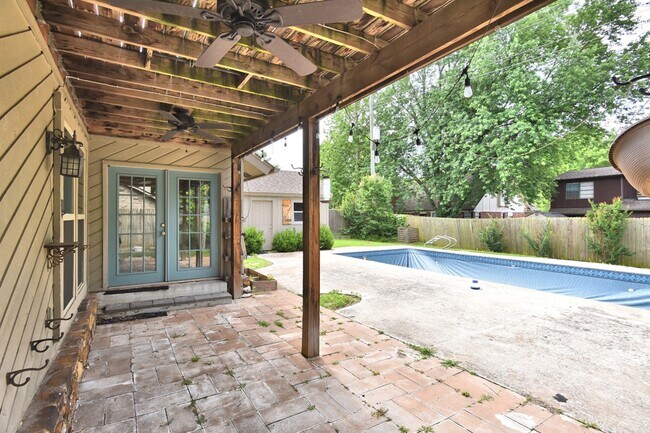 Building Photo - 2309 W Oakridge St