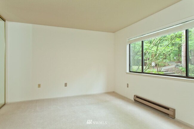 Building Photo - LOCATION, LOCATION, LOCATION wonderful 2 bedroom in the Carlyle.