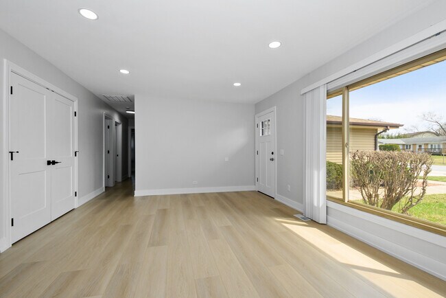 Building Photo - 7800 W Kingston Dr