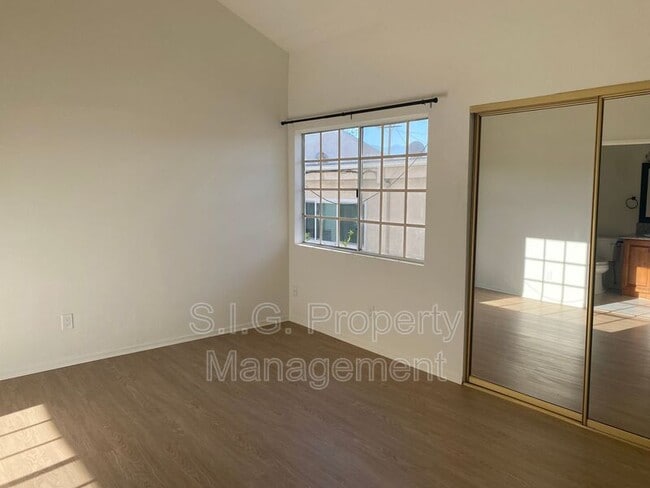 Building Photo - 522 E Maple St