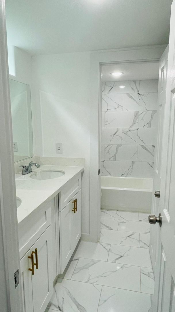 Building Photo - ? Stunning 3-Bed Luxury Home with Garage & Designer Touches ?