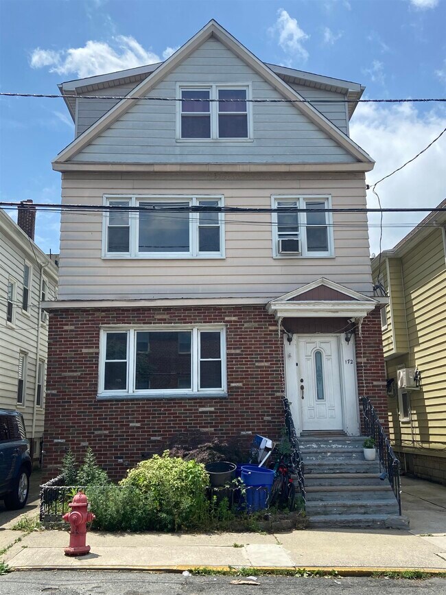 Building Photo - 172 W 49th St