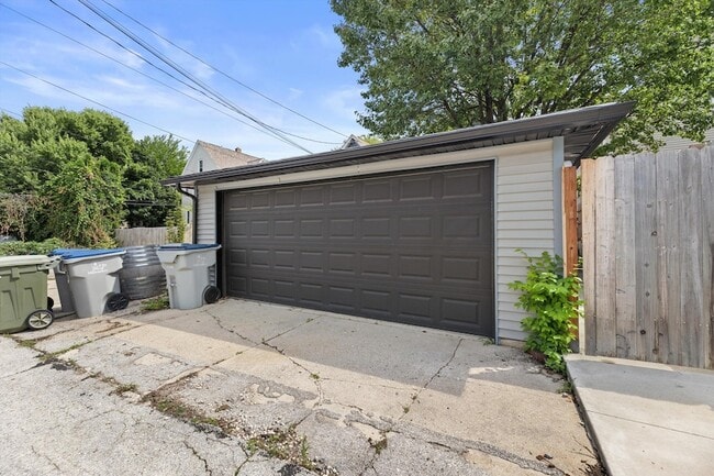 Building Photo - 3149 S Howell Ave