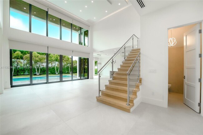 Building Photo - 333 NE Spanish Ct