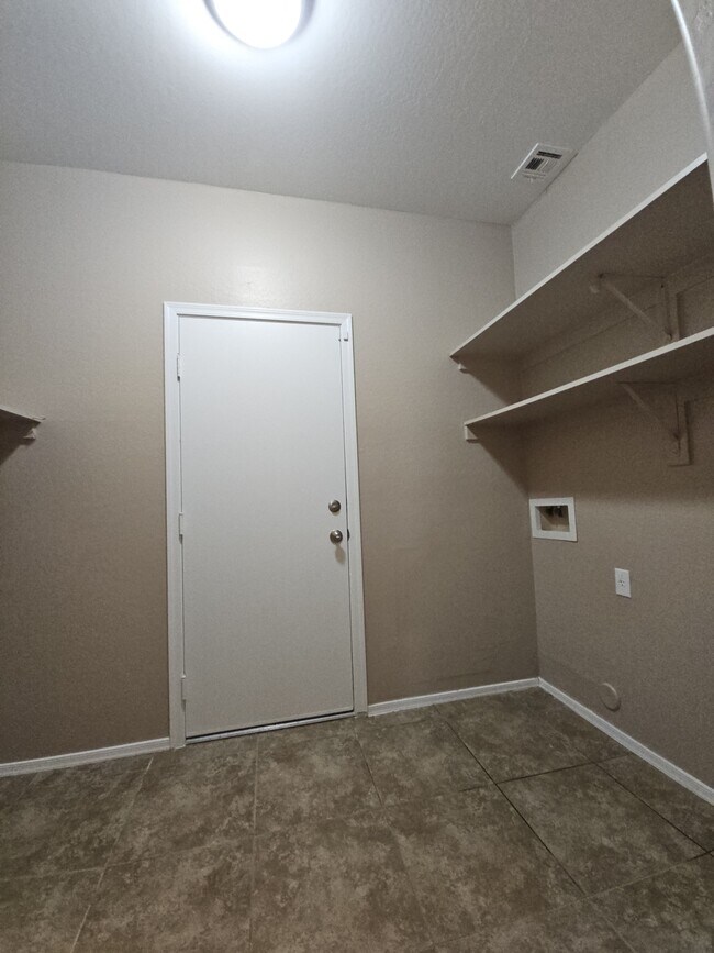 Building Photo - 906 E Pasture Canyon Dr