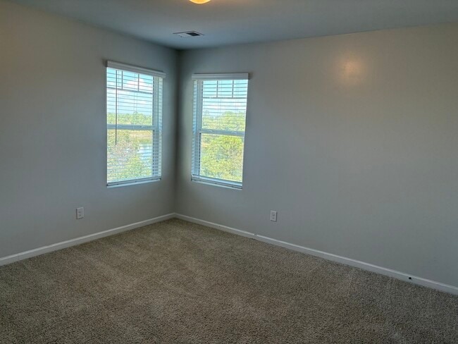 Building Photo - 407 Lakemont Dr