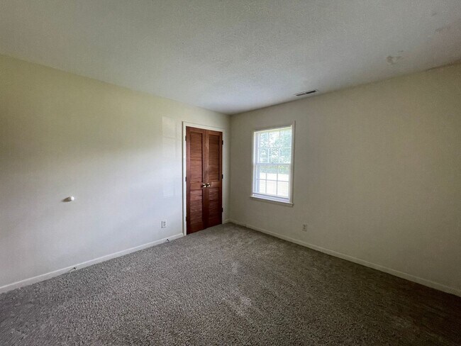 Building Photo - 4 bedroom, 2 bath House