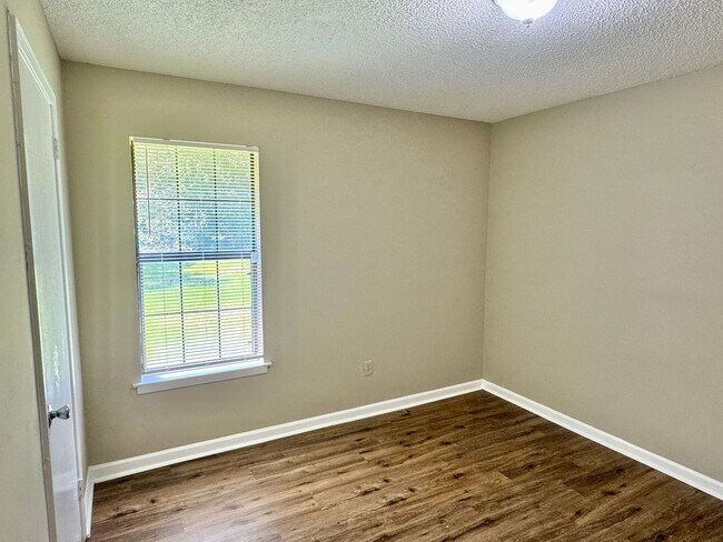 Building Photo - Modern 3-Bedroom Beauty