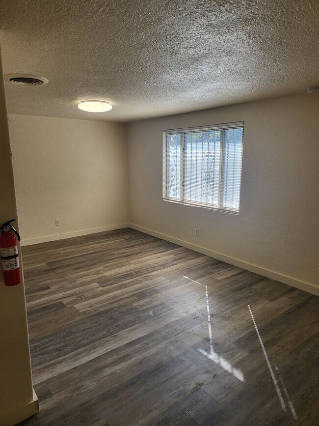 Building Photo - 721 Santa Fe Ave SW