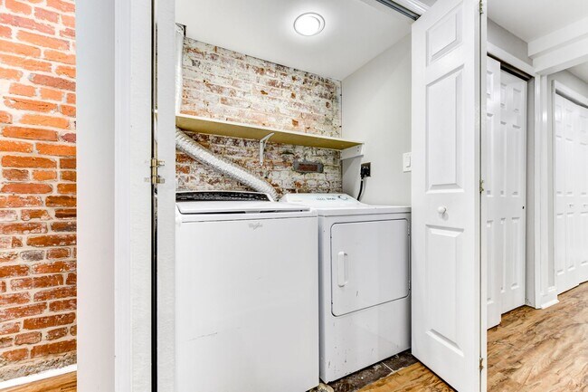 Building Photo - 3 Bed 2.5 Bath - Bloomingdale Condo - 1 Assigned Parking Space