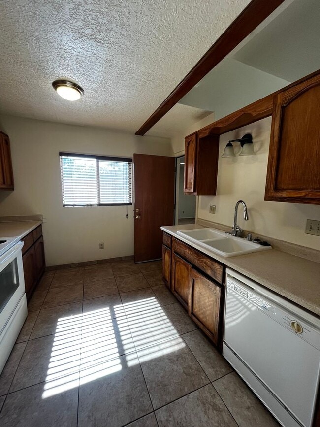 Building Photo - Spacious 3 bedroom 2 bath Home