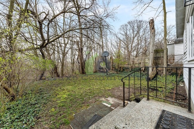 Building Photo - Rare 1-Bedroom Full Home – Big Kitchen, Ha...