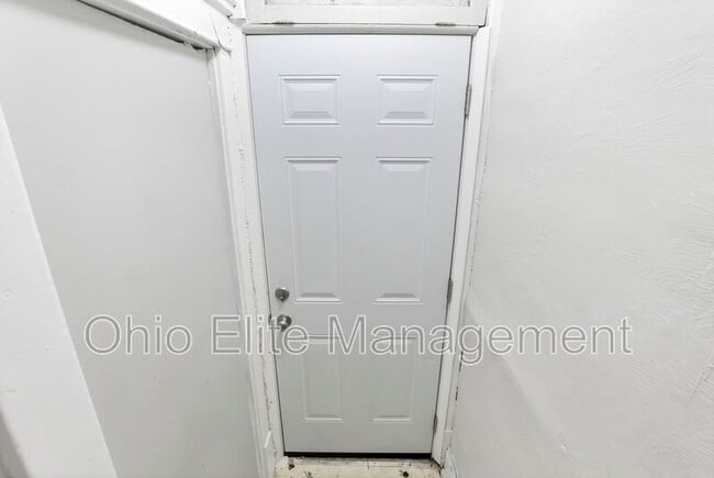 Building Photo - 347 1/2 E Welch Ave