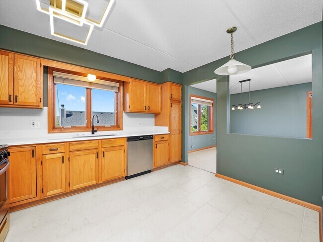 Building Photo - 5360 N Lowell Ave