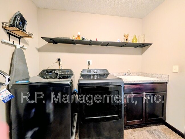 Building Photo - 5286 Greenwood Dr