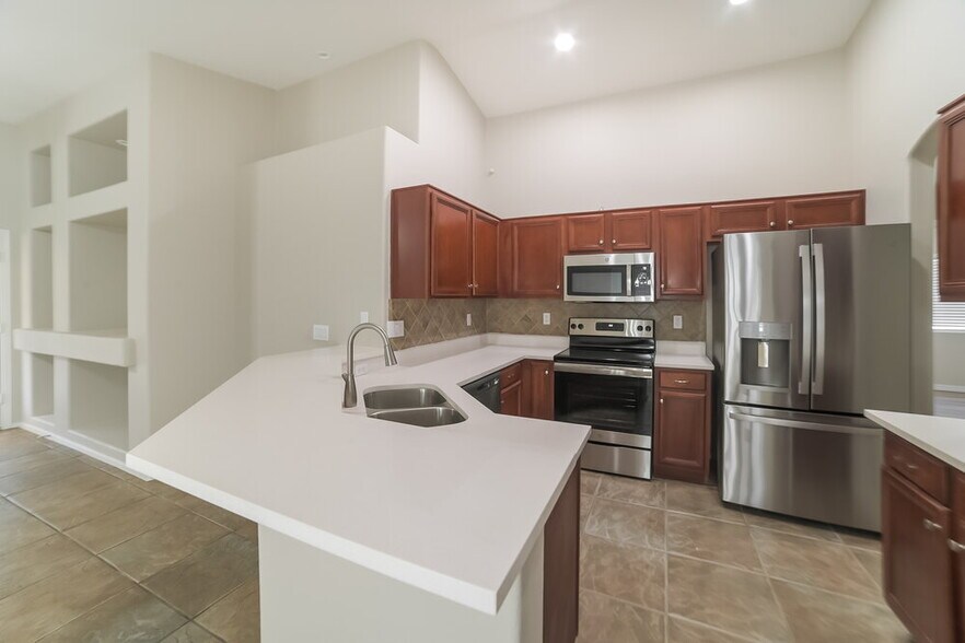 Building Photo - 8228 W Behrend Dr