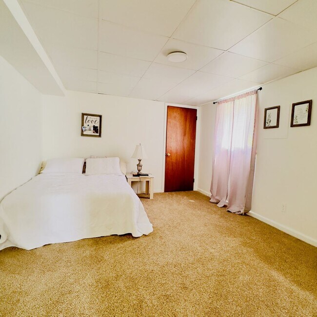 Building Photo - 104 Stratford Ct