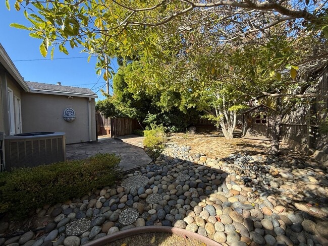 Building Photo - 831 Columbia Dr