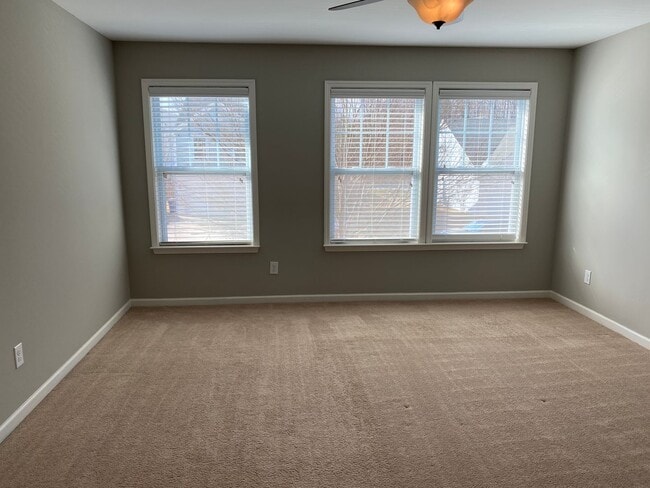 Building Photo - AVAILABLE TO SHOW!