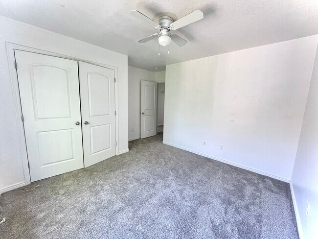 Building Photo - 4 bed 3 bath Townhome