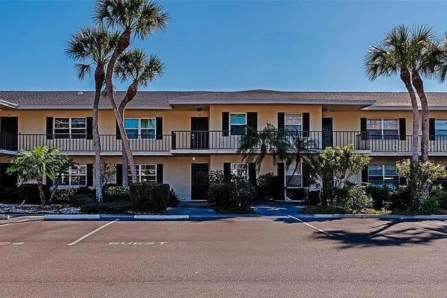 Building Photo - 6999 W Country Club Dr N