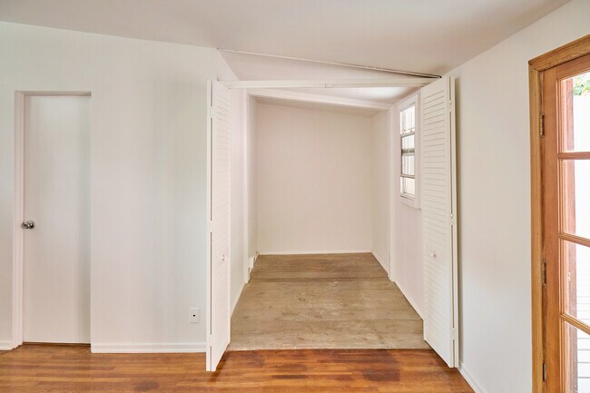 Building Photo - 6148 Glen Holly St