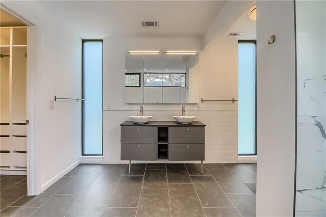 Building Photo - 9400 Shady Oaks Dr