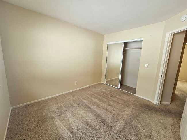 Building Photo - Immaculate 2 Bedroom Unit - Close to UNR!