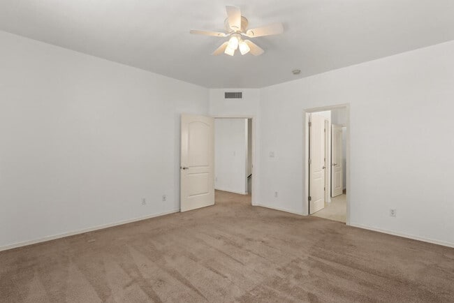 Building Photo - 561 Green Village Ct