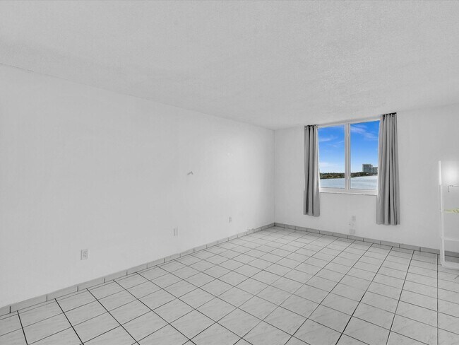 Building Photo - 500 Bayview Dr
