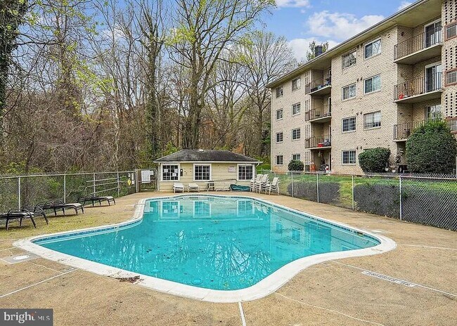 Building Photo - 1533 Colonial Dr