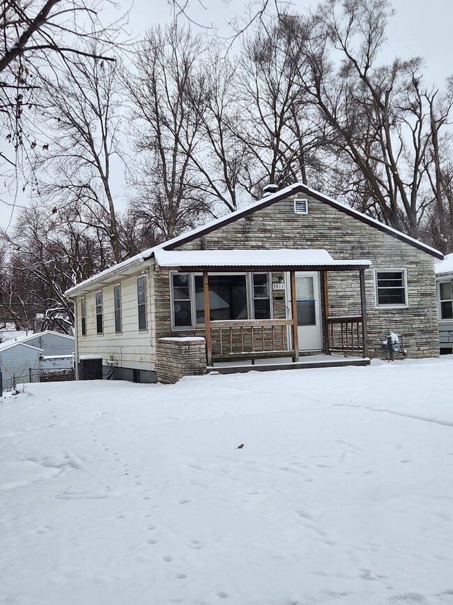 Primary Photo - 3911 Kansas Ave