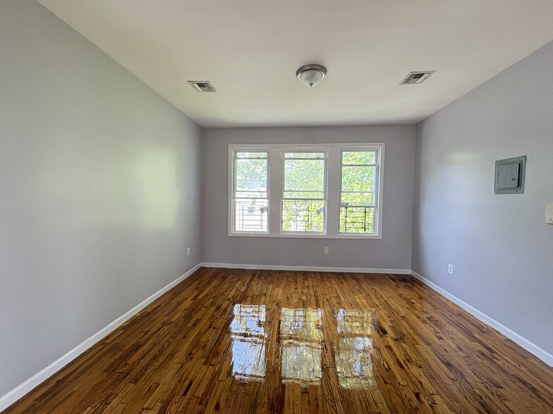 2L - 641 15th Ave