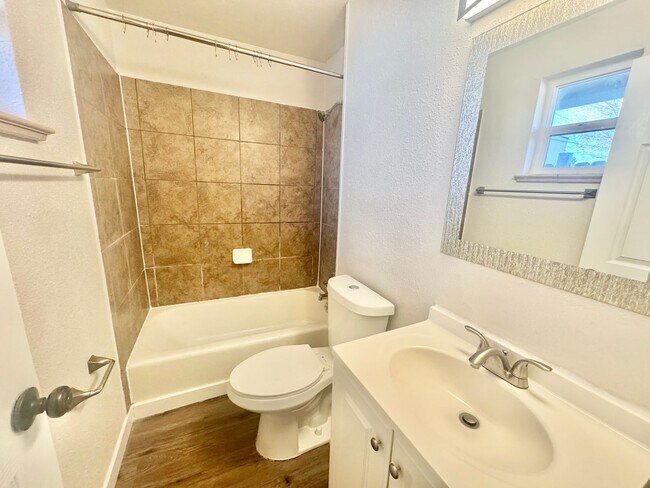 Building Photo - 1 Bedroom with Granite Counters and In-Unit Laundry!