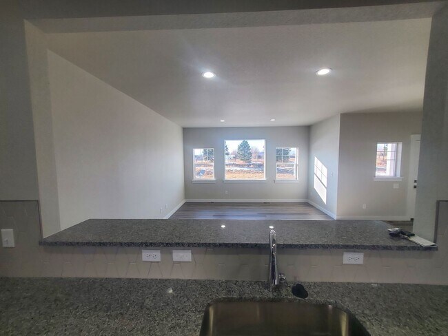 Building Photo - Updated and Very Spacious 3 Bedroom Townho...